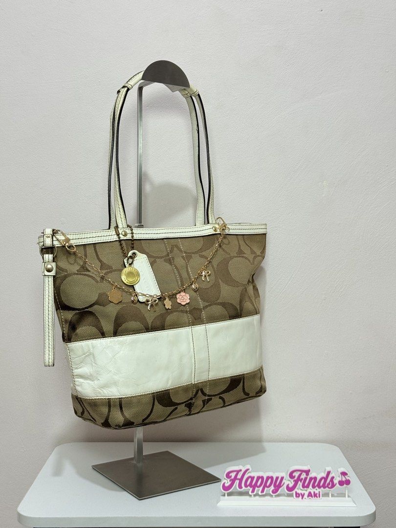 Coach Signature Stripe Tote Bag (Category: Tote Bags) located in Manila. Submitted by happyfindsbyaki (Listing ID 1468759066, Image 3). Description: ୨୧ Coach Signature Stripe Tote Bag ୨୧ 🎀DM to Mine ₊˚⊹ Condition: Rank AB⊹˚₊ ♡ Minimal signs of use ♡ YKK zipper ♡Clean interior ♡Clean canvas no rubs ♡Small stain 📍 Metro Manila, Las piñas city 𐙚 IG: @happyfinds.byaki 𐙚 FB: Happy Finds by Aki ୨୧ A little vintage treasure waiting for her new home.