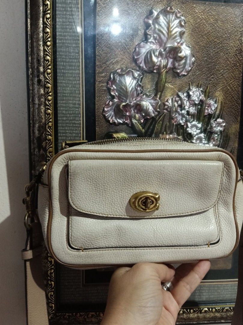 Coach sling 💯 (Category: Cross-body Bags) located in Iloilo. Submitted by khonz (Listing ID 1468712365, Image 1). Description: no flaw.