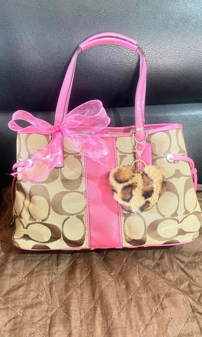 Coach Stripe Caryall (Category: Tote Bags) located in Valencia. Submitted by srn_stchl (Listing ID 1468832316, Image 1). Description: Issue sa handle Mga cracks sa patent leather nya Pero no rubs po ang body.