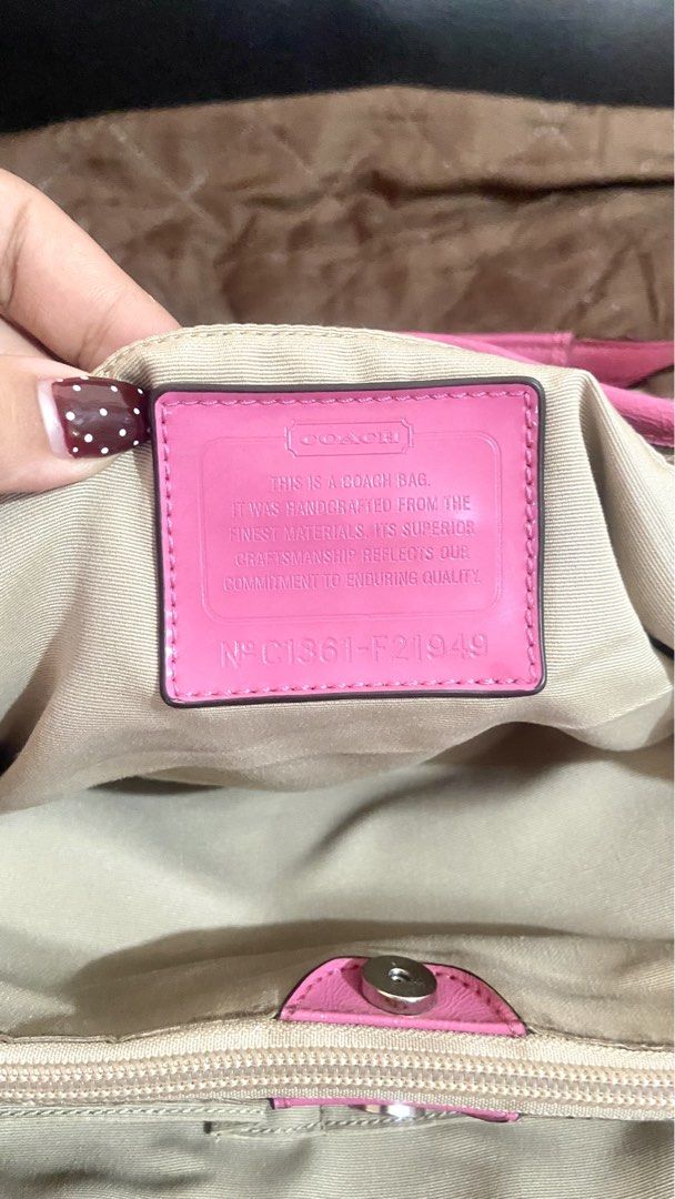 Coach Stripe Caryall (Category: Tote Bags) located in Valencia. Submitted by srn_stchl (Listing ID 1468832316, Image 3). Description: Issue sa handle Mga cracks sa patent leather nya Pero no rubs po ang body.