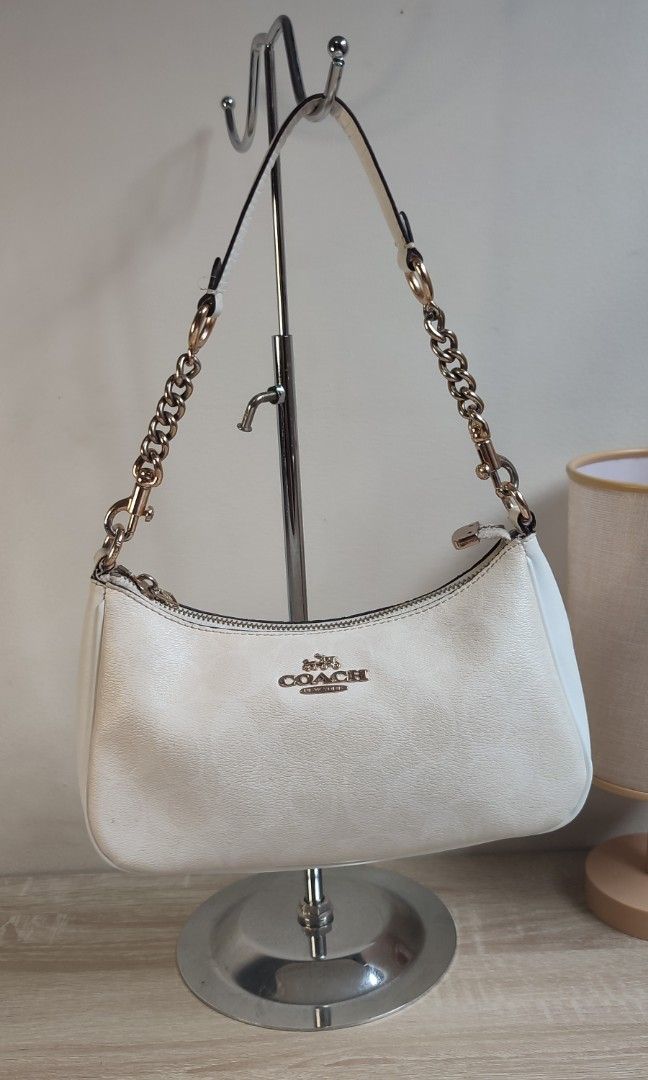 Coach Teri White Shoulder Bag (Category: Shoulder Bags) located in Pasig City. Submitted by xcess_baggage (Listing ID 1468746383, Image 1). Description: .