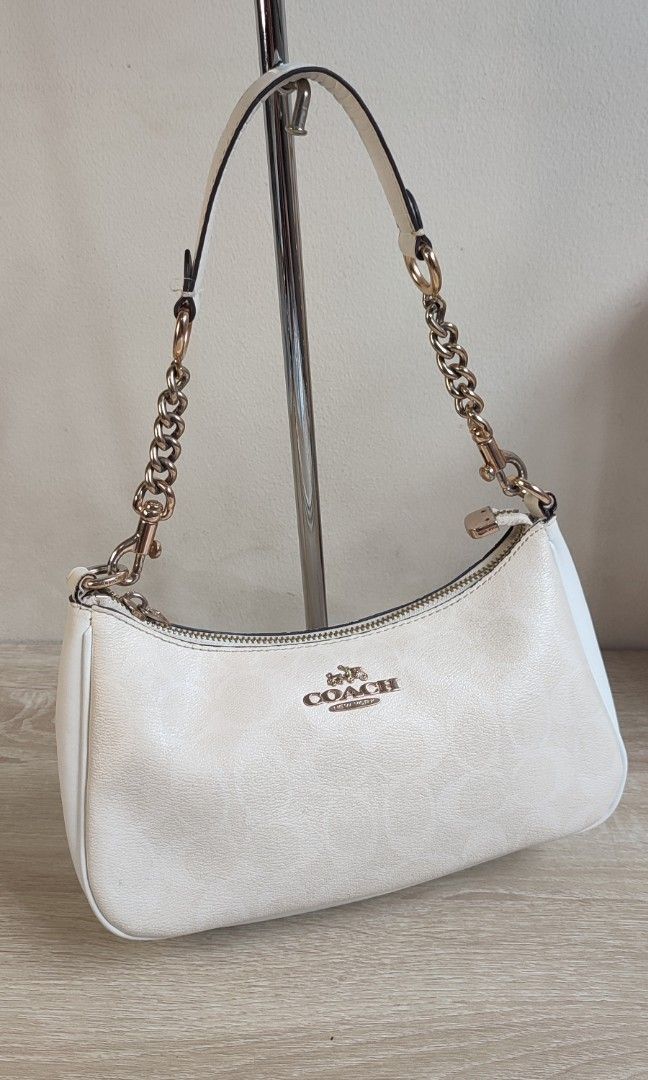 Coach Teri White Shoulder Bag (Category: Shoulder Bags) located in Pasig City. Submitted by xcess_baggage (Listing ID 1468746383, Image 2). Description: .