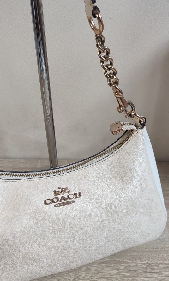 Coach Teri White Shoulder Bag (Category: Shoulder Bags) located in Pasig City. Submitted by xcess_baggage (Listing ID 1468746383, Image 3). Description: .