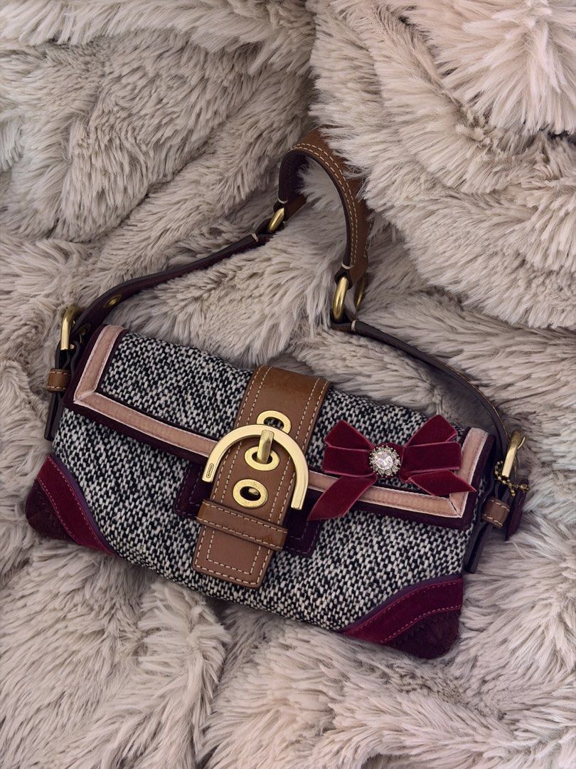Coach Tweed Demi (2005) (Category: Shoulder Bags) located in Manila. Submitted by youseebiggirl (Listing ID 1468832498, Image 1). Description: Rank SA ✨ Used only once 💋 .