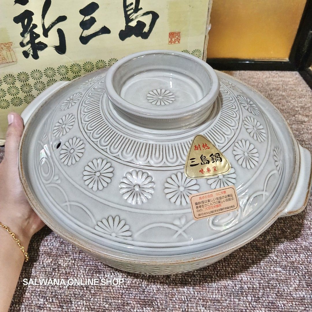 Code2 9GO HANA MISHIMA CLAY POT 4-5PAX • JAPAN SURPLUS (Category: Cookware & Accessories) located in Mabalacat. Submitted by salwanaonlineshop (Listing ID 1468720390, Image 3). Description: Code2 9GO HANA MISHIMA CLAY POT 4-5PAX • JAPAN SURPLUS A timeless masterpiece that has been loved since 1972 Japan's representative clay pot Hana Mishima Features of Nabe: 🇯🇵The special blend of ingredients creates ultra-heat-resistant crystals, making it ex