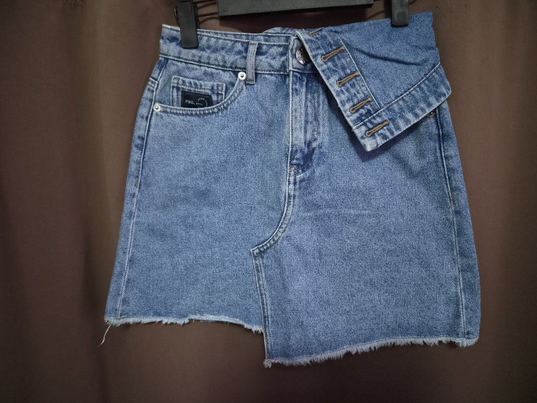 Collar Denim Skirt 25 (Category: Skirts) located in Malolos. Submitted by aemcloset (Listing ID 1468888288, Image 1). Description: size 26 length 15 hard denim.