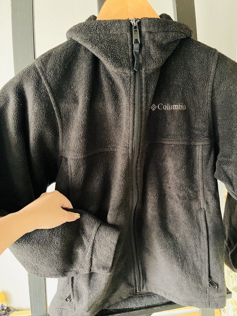 COLUMBIA FULL ZIP FLEECE JACKET (Category: Coats, Jackets and Outerwear) located in Pasig City. Submitted by fruitselling (Listing ID 1468758816, Image 2). Description: ☁️ W 17 inches L 22 inches ☁️ Can fit small frame only ☁️ Signs of used, no flaws.