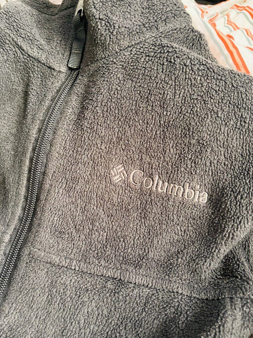 COLUMBIA FULL ZIP FLEECE JACKET (Category: Coats, Jackets and Outerwear) located in Pasig City. Submitted by fruitselling (Listing ID 1468758816, Image 3). Description: ☁️ W 17 inches L 22 inches ☁️ Can fit small frame only ☁️ Signs of used, no flaws.