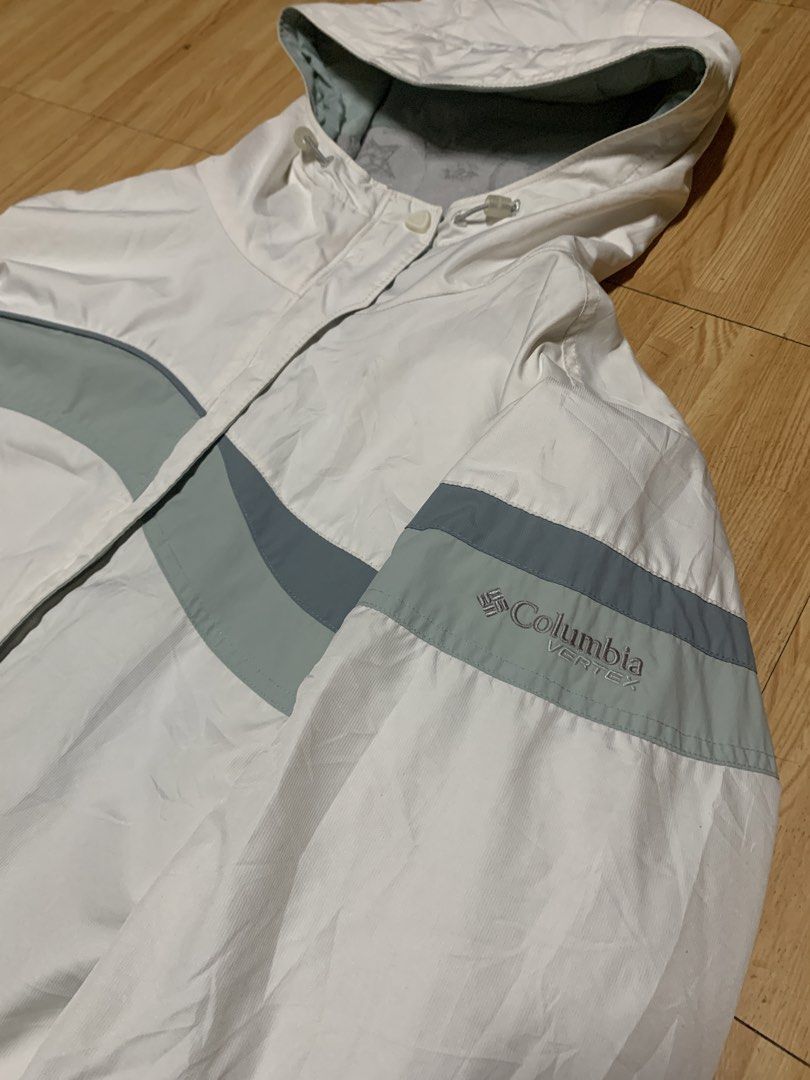 COLUMBIA VERTEX WINTER JACKET (Category: Coats, Jackets and Outerwear) located in Rizal. Submitted by uniii_011 (Listing ID 1468598666, Image 3). Description: SIZE: L ON TAG W: 24 L: 27 GOOD CONDITION MINIMAL FLAWS: minimal paint stain, yellow stain (sign of usage) .