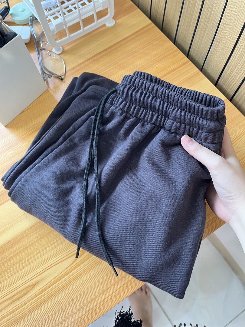 Comfy High-Waisted Drawstring Sweatpants Casual Lounge Pants (Category: Joggers) located in Manila. Submitted by clevertree_a98fb7 (Listing ID 1468762703, Image 3). Description: - Style: High-waisted, relaxed wide-leg - Material: Thick and soft fabric for extra warmth - Features: Elastic waistband with adjustable drawstring - Colors: Available in a variety of solid colors - Perfect for: Lounging at home or running errands.
