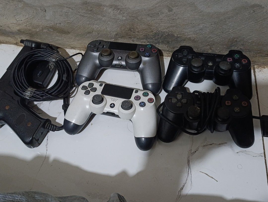 Controllers for ps1, PS2, PS3, and PS4 take all (Category: Controllers) located in Naga. Submitted by brightsideofthemoon (Listing ID 1468846896, Image 1). Description: take all for 650 pesos. working pa Naman lahat..