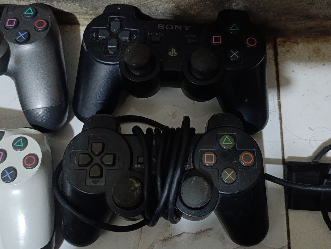Controllers for ps1, PS2, PS3, and PS4 take all (Category: Controllers) located in Naga. Submitted by brightsideofthemoon (Listing ID 1468846896, Image 2). Description: take all for 650 pesos. working pa Naman lahat..