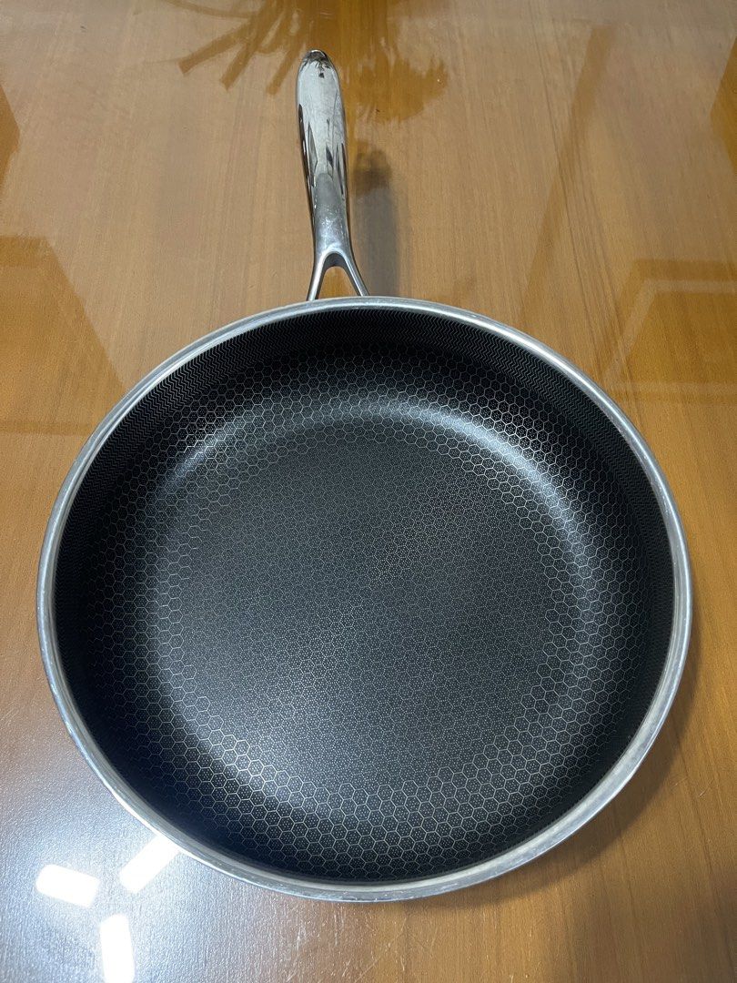 Cookcell Blackcube Saute Pan 28cm (Category: Cookware & Accessories) located in Quezon City. Submitted by doublelkitchenware (Listing ID 1468890406, Image 2). Description: Cookcell Blackcube Saute Pan Made by Blackcube 28x7.5cm Induction / Gas / Electric Makapal and mabigat Minimal sign of usage Pick up or shipping via lalamove Provincial 🚚j&t Novaliches Qc .