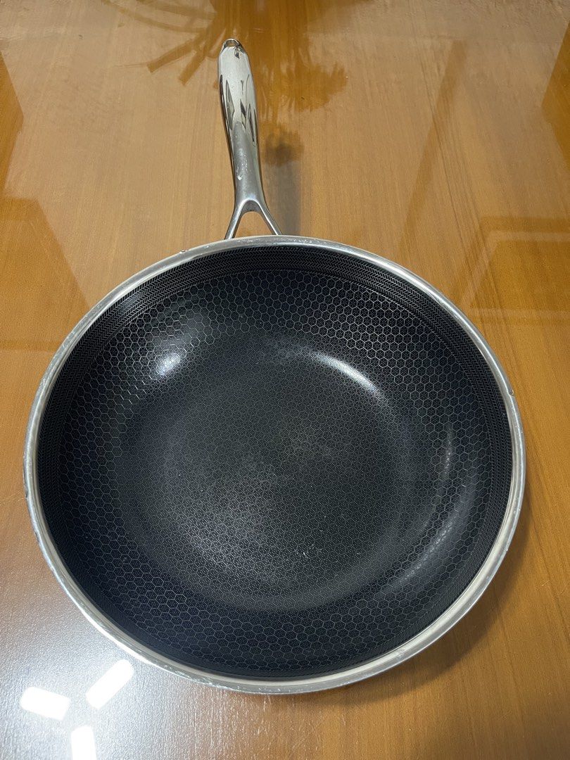 Cookcell Ceramic Wok pan 28cm (Category: Cookware & Accessories) located in Quezon City. Submitted by doublelkitchenware (Listing ID 1468889485, Image 2). Description: Cookcell Ceramic Wok pan Designed by Korea 28x8cm Induction / Gas / Electric Makapal and mabigat Minimal sign of usage with dents sa lip and scratch sa bottom Pick up or shipping via lalamove Provincial 🚚j&t Novaliches Qc .