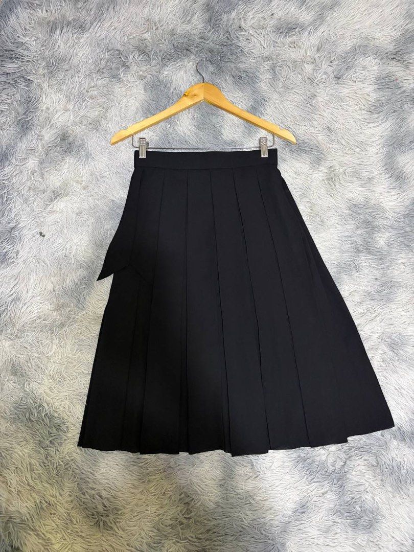 COS Black Pleated Skirt (Category: Skirts) located in Batangas. Submitted by buy3get1freerandom (Listing ID 1468873747, Image 2). Description: Product ID: 0502693 5 Size on tag: EUR 34 Material: 100% polyester Waist : 27”-28” via tape measure Length: 27” via tape measure Condition: 9/10 Flaw/s: None ✅ Side zipper with hook and button 📌 FIRST TO PAY BASIS 📌 Please manage your expectations, as these are preloved items. 📌 No when worn photos Mess