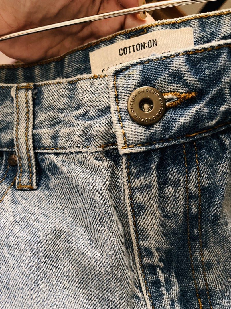 COTTON HIGHWAIST SHORT SIZE 26-28 (Category: Shorts) located in Pasig City. Submitted by fruitselling (Listing ID 1468744284, Image 3). Description: ☁️ Can fit 26-28 inches ☁️ Mid rise relaxed ☁️ Length 13 inches 🌸 NO FLAWS .