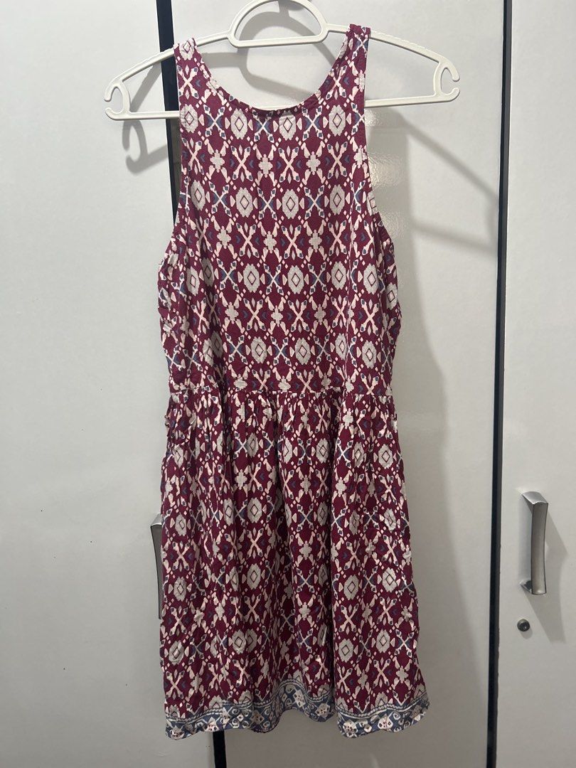 Cotton On Maroon Sleeveless Mini Dress (Category: Dresses) located in Pasig City. Submitted by ladyleslieisletavelarde4902 (Listing ID 1468757949, Image 1). Description: Super comfy Cotton On sleeveless mini dress in a rich maroon tribal print! Features a high neckline, elastic waist, and a lightweight, breathable feel. Great casual dress for everyday wear! Brand: Cotton On Size: Tag Small (Fits S) Style: High-Neck Tank A-Line Sundress Shipping c