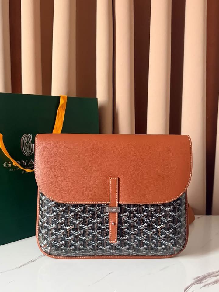 Coursier Messenger Bag (Category: Luxury Bags & Wallets) located in Manila. Submitted by bagsandmanymanymore1 (Listing ID 1468803175, Image 1). Description: Goyardine Messenger Coursier Size 32cm(L) x 25cm(H) x 4cm(W) Jewelry Palladium Lightweight and compact Goyardine canvas and Chevroches calfskin Linen and cotton Inner side.