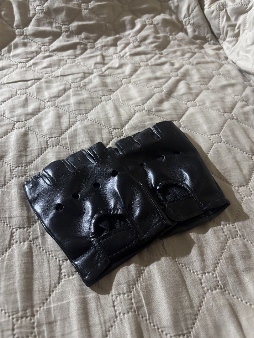 COWBOY HAT AND GLOVES (Category: Other Accessories) located in Manila. Submitted by jaceczhsn (Listing ID 1468886544, Image 3). Description: COWBOY HAT AND GLOVES FOR HALLOWEEN COSTUME BOTH BRAND NEW 👻 RFS: CHANGE OF COSTUME FOR HALLOWEEN .
