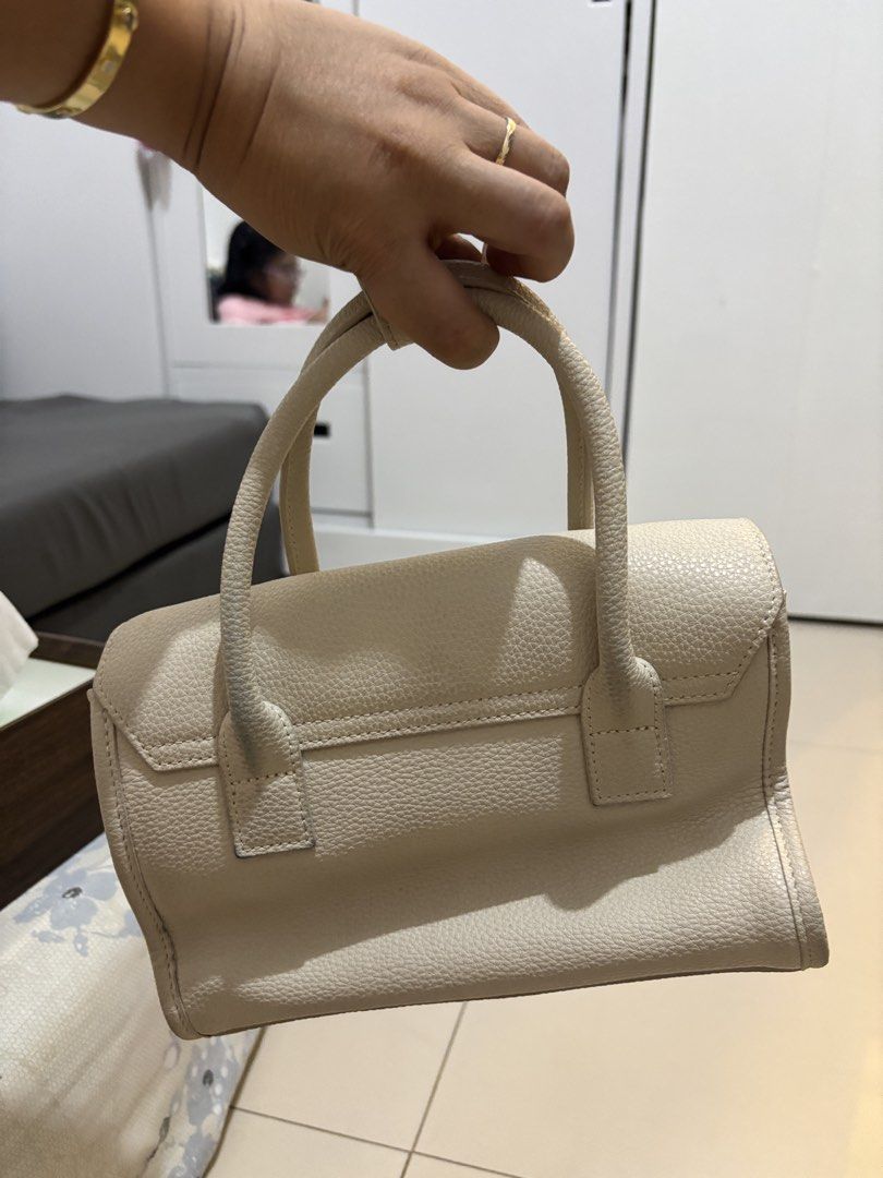 Cream bag (Category: Cross-body Bags) located in Pasay City. Submitted by l0cky (Listing ID 1468718644, Image 3). Description: .