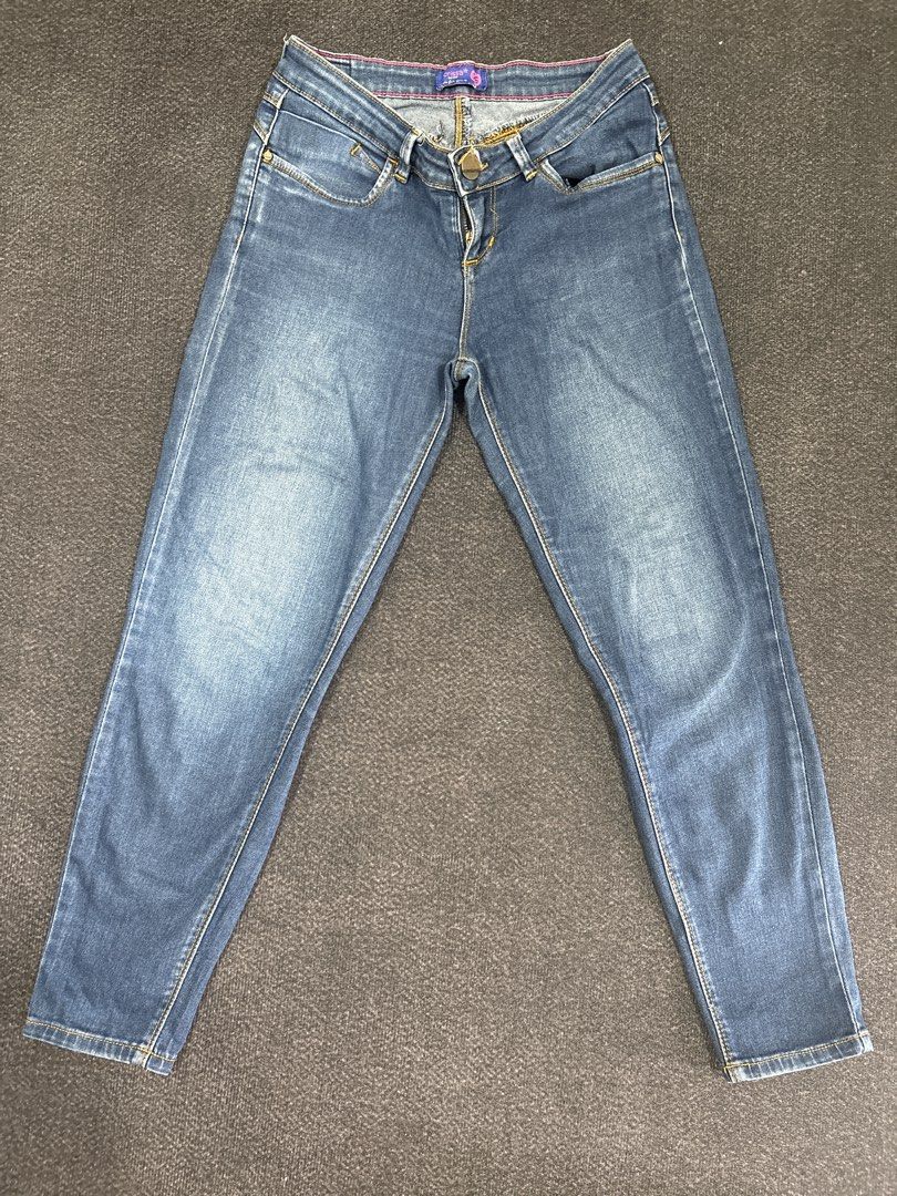 Crisa Blue Denim Skinny Jeans (Category: Jeans) located in Quezon City. Submitted by fast.closetfinds (Listing ID 1468732797, Image 1). Description: - Brand: Crisa - Style: Blue denim skinny jeans with classic wash and light fading on thighs - Rise: Mid-rise with front button and zipper closure - Pockets: Standard five-pocket styling - Material: Soft, stretchy fabric for comfortable daily wear - Fit: Slim through the legs down to the ankles - Det