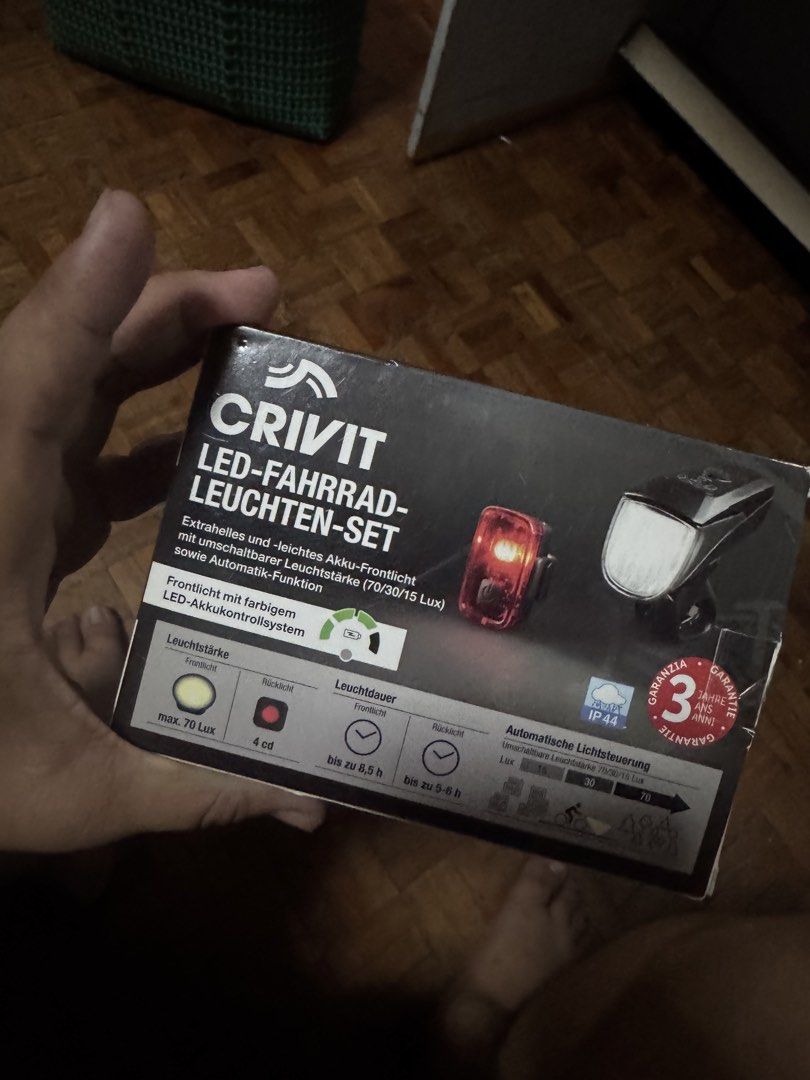 Crivit LED-Fahrrad-Leuchten-Set (Category: Bicycles) located in Valenzuela. Submitted by piayap14 (Listing ID 1468884948, Image 1). Description: - Extra-bright Crivit LED bicycle light set - Front light with 3 brightness modes (70, 30, 15 Lux) and auto light control - Long battery life: up to 8.5 hours for front light, 5-6 hours for rear light - Built-in battery status indicator with color alert - IP44 water-resistant design for all-weather cycli