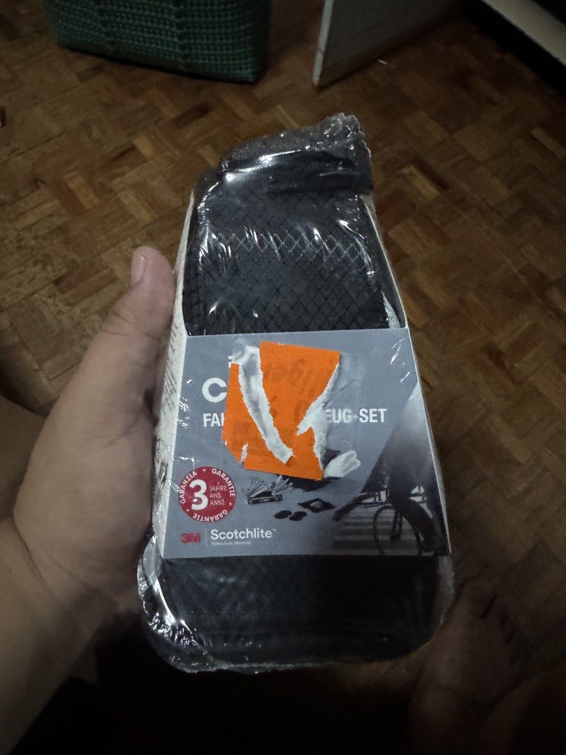 Crivit LED-Fahrrad-Leuchten-Set (Category: Bicycles) located in Valenzuela. Submitted by piayap14 (Listing ID 1468884948, Image 2). Description: - Extra-bright Crivit LED bicycle light set - Front light with 3 brightness modes (70, 30, 15 Lux) and auto light control - Long battery life: up to 8.5 hours for front light, 5-6 hours for rear light - Built-in battery status indicator with color alert - IP44 water-resistant design for all-weather cycli