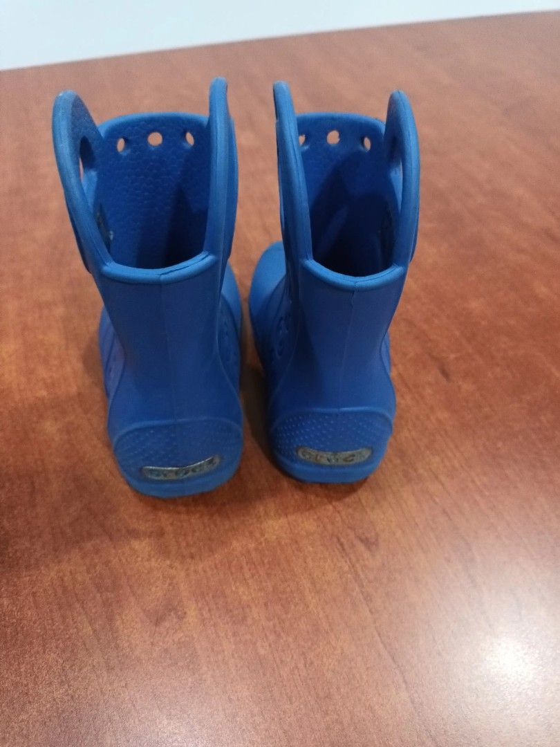 Crocs Handle It Blue Kids Rain Boots (Category: Babies & Kids Fashion) located in Paranaque City. Submitted by rizatamayo (Listing ID 1468770084, Image 3). Description: - Brand: Crocs - Color: Bright blue - Design: Easy slip-on with large handle cutouts for kids - Traction: Textured rubber soles for anti-slip grip - Activity: Perfect for rainy days and puddle jumping 1-3 years old.