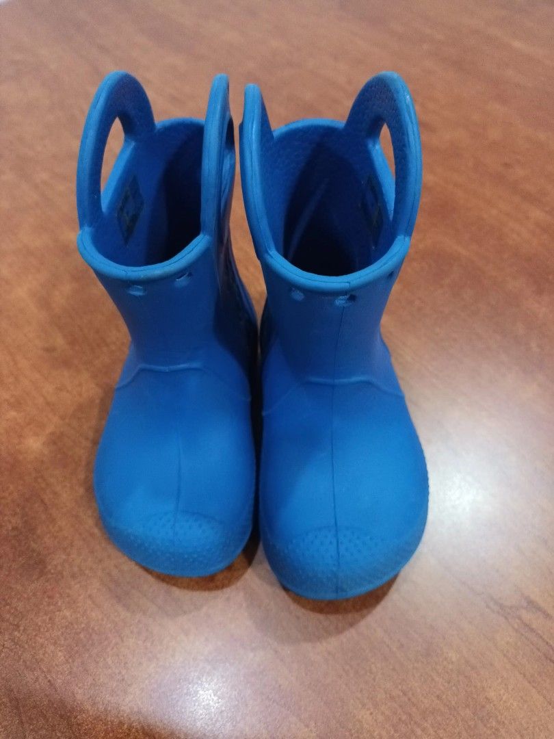 Crocs Handle It Blue Kids Rain Boots (Category: Babies & Kids Fashion) located in Paranaque City. Submitted by rizatamayo (Listing ID 1468770084, Image 2). Description: - Brand: Crocs - Color: Bright blue - Design: Easy slip-on with large handle cutouts for kids - Traction: Textured rubber soles for anti-slip grip - Activity: Perfect for rainy days and puddle jumping 1-3 years old.