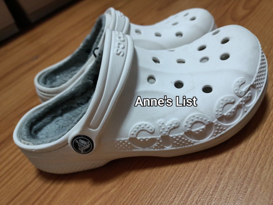 Crocs White Fur Lined Clogs Size J2 EU 33-34 (Category: Babies & Kids Fashion) located in Santa Maria. Submitted by anne_s.list (Listing ID 1468794499, Image 2). Description: - Color: White with soft grey furry lining - Size: J2 (EU 33-34) - Style: Slip-on with ventilation holes and pivoting heel straps - Details: Textured sidewalls with Crocs branding - Condition: Soles show minor wear, still very warm and comfortable for daily use.