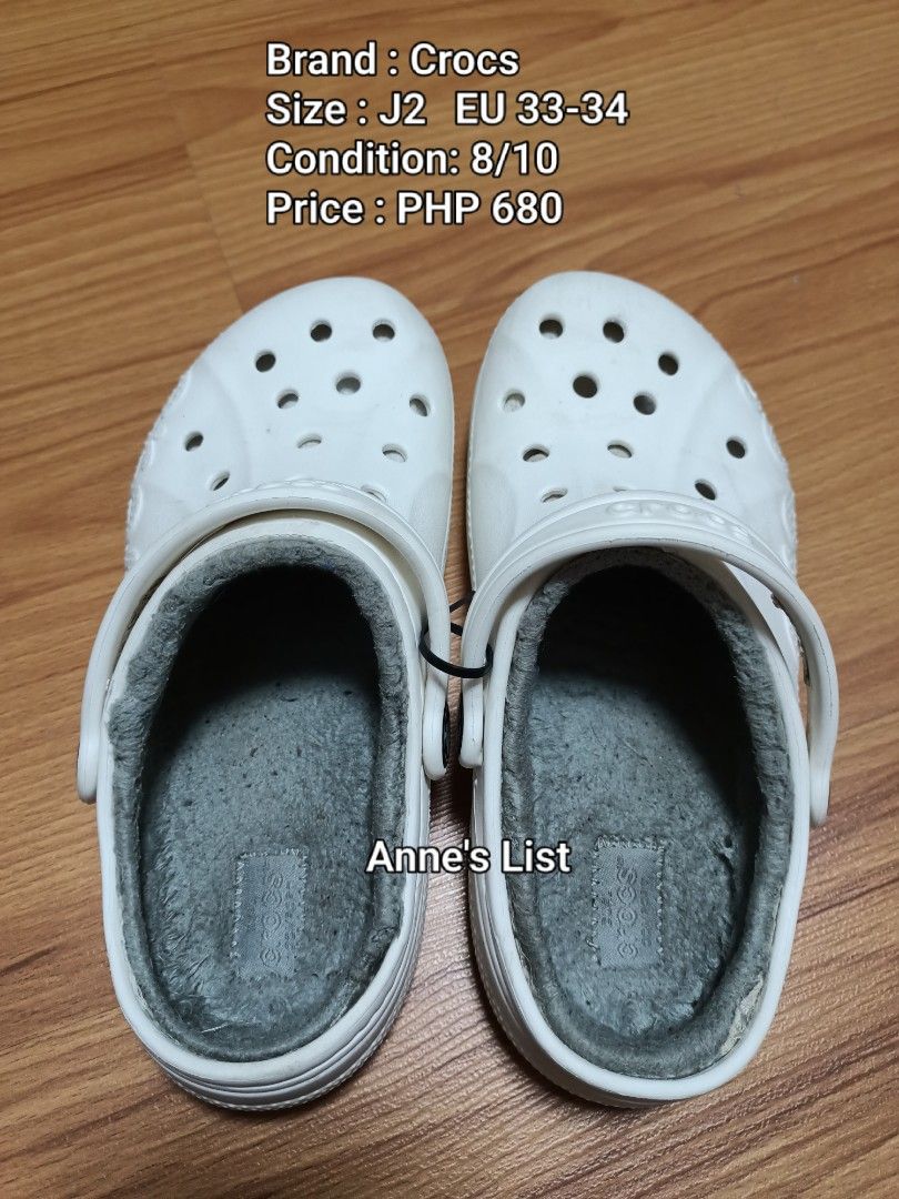 Crocs White Fur Lined Clogs Size J2 EU 33-34 (Category: Babies & Kids Fashion) located in Santa Maria. Submitted by anne_s.list (Listing ID 1468794499, Image 1). Description: - Color: White with soft grey furry lining - Size: J2 (EU 33-34) - Style: Slip-on with ventilation holes and pivoting heel straps - Details: Textured sidewalls with Crocs branding - Condition: Soles show minor wear, still very warm and comfortable for daily use.