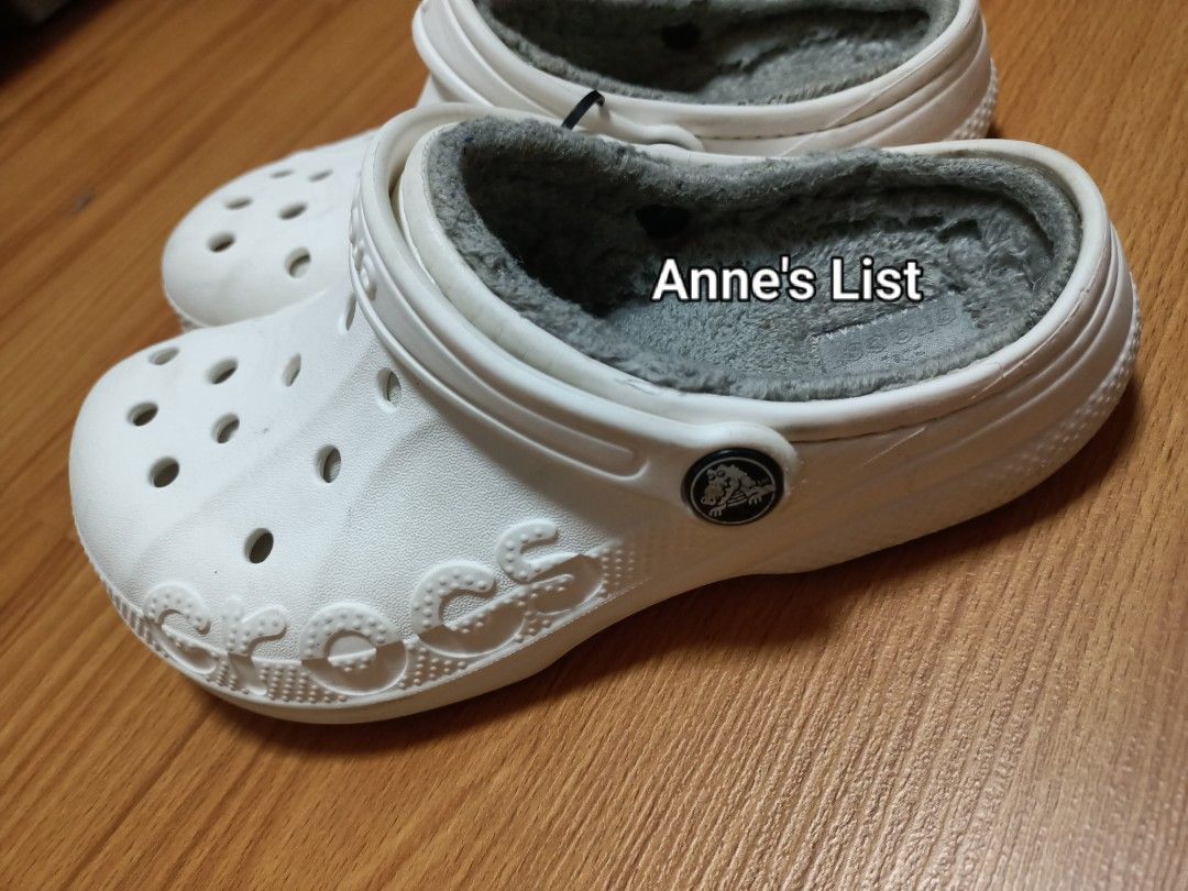 Crocs White Fur Lined Clogs Size J2 EU 33-34 (Category: Babies & Kids Fashion) located in Santa Maria. Submitted by anne_s.list (Listing ID 1468794499, Image 3). Description: - Color: White with soft grey furry lining - Size: J2 (EU 33-34) - Style: Slip-on with ventilation holes and pivoting heel straps - Details: Textured sidewalls with Crocs branding - Condition: Soles show minor wear, still very warm and comfortable for daily use.