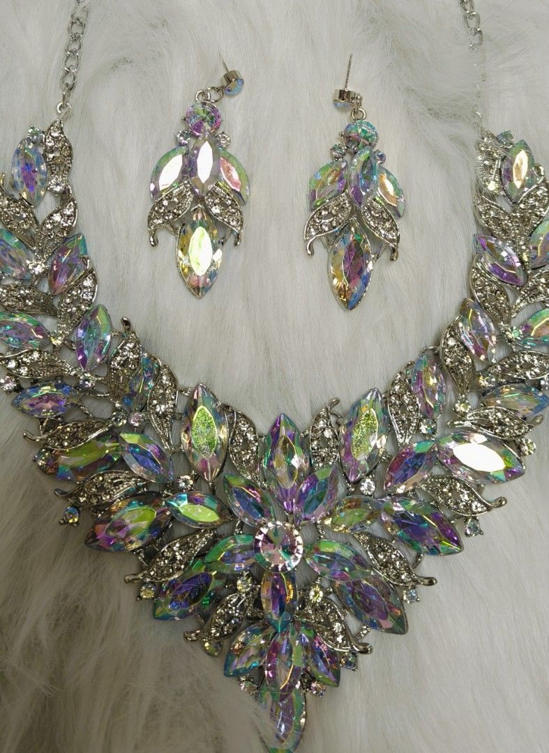 Crystal Rhinestone Leaf Necklace and Earrings Set (Category: Necklaces) located in Baguio. Submitted by shopmycl0sets (Listing ID 1468809120, Image 2). Description: ✔️ Silver-tone metal jewellery set. includes: 🔸elegant necklace 🔸matching dangle earrings ✔️ Fully encrusted with clear teardrop and round cut rhinestones in elegant leaf patterns ✔️ Adjustable chain closure on the necklace and secure push-back closure on the earrings ✔️ Worn only f