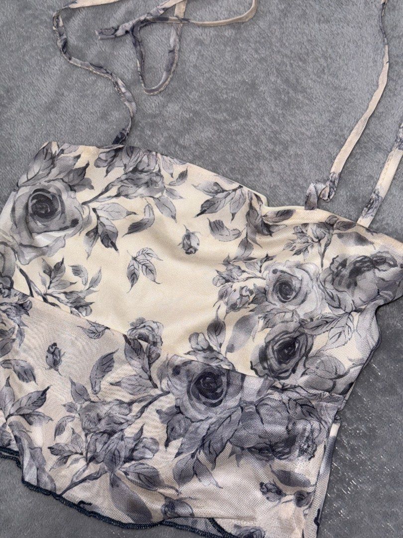 Dainty Floral Crop Top (Category: Sleeveless) located in Capas. Submitted by blesseee_d (Listing ID 1468752987, Image 2). Description: DM me! 💕.