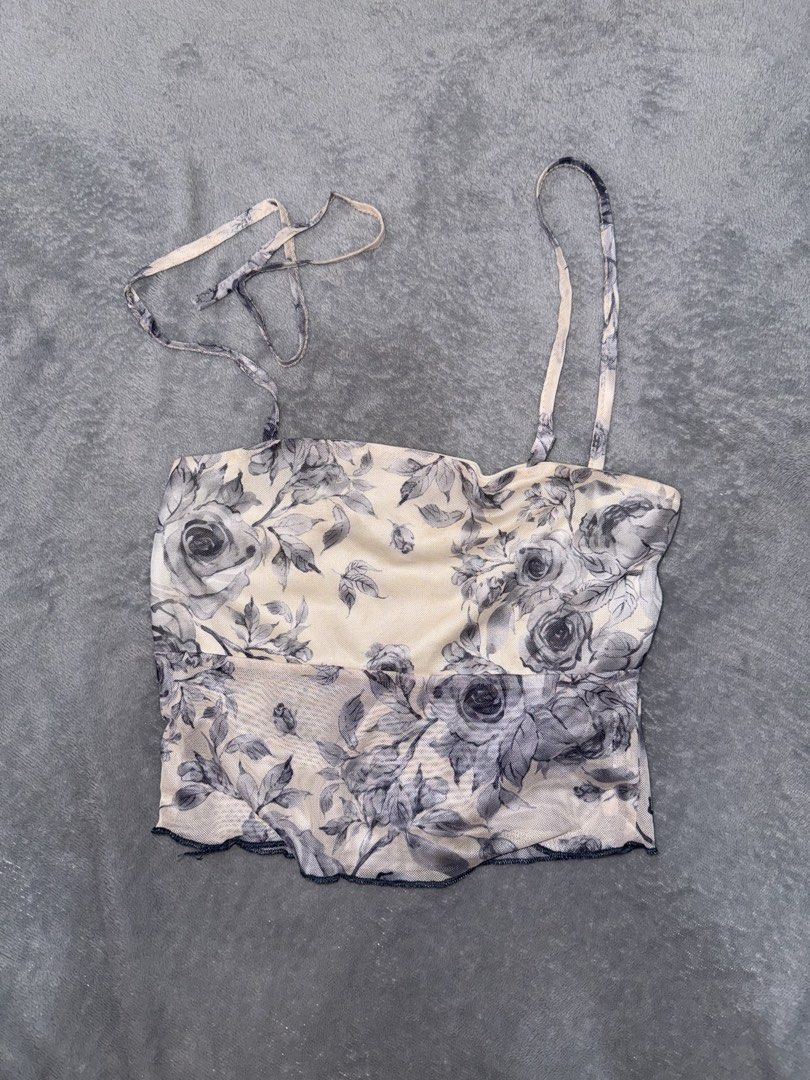 Dainty Floral Crop Top (Category: Sleeveless) located in Capas. Submitted by blesseee_d (Listing ID 1468752987, Image 1). Description: DM me! 💕.