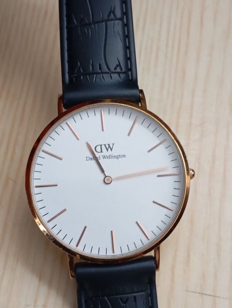 Daniel wellington large (Category: Men's Watches) located in Las Pinas. Submitted by quick_deals_great_finds2 (Listing ID 1468731100, Image 1). Description: Original good working condition Quartz with battery 42mm large.