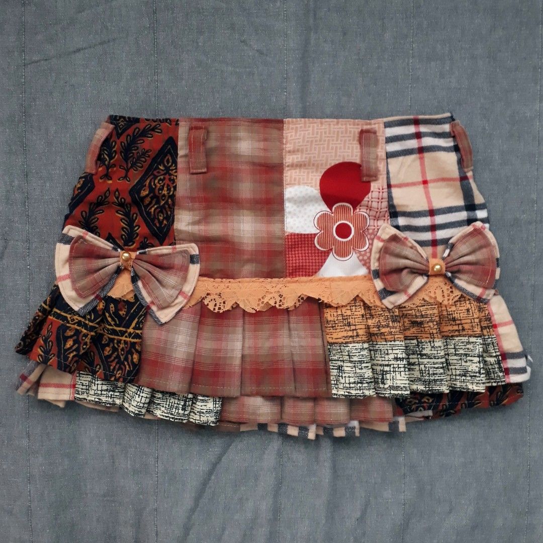 Dark Academia Patchwork Pleated Mini Skirt (Category: Skirts) located in Cabanatuan. Submitted by madeby_csnstudio (Listing ID 1468728895, Image 2). Description: Love the skirt but not your size? No worries! I can customize it to fit your measurements. Just send me a message, and we’ll make it the perfect fit for you✅ MEASUREMENTS: Waist: 29 inches (73.66 cm) Hips: 36 inches (91.44 cm) Length: 13 inches (33.02 cm) DETAILS: The warm color palette 