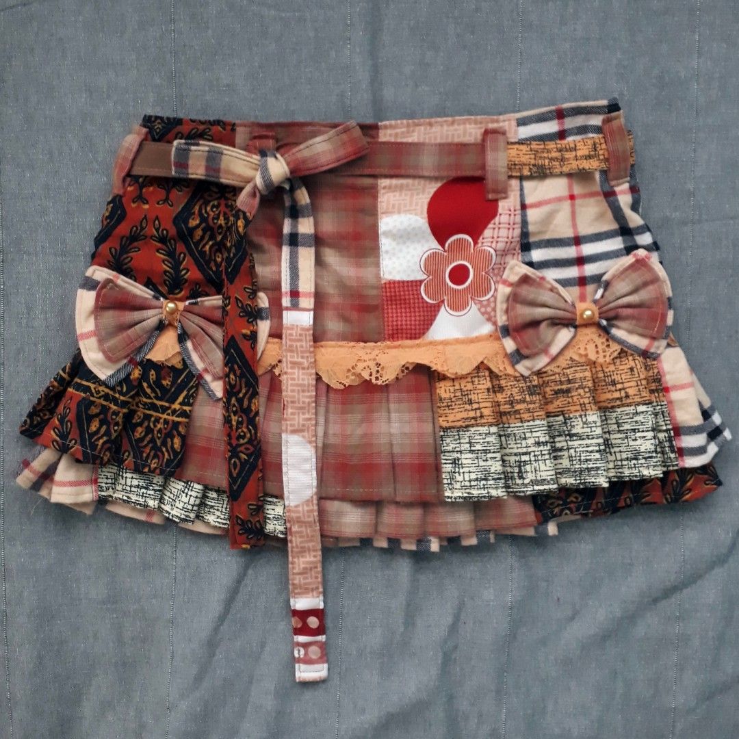Dark Academia Patchwork Pleated Mini Skirt (Category: Skirts) located in Cabanatuan. Submitted by madeby_csnstudio (Listing ID 1468728895, Image 1). Description: Love the skirt but not your size? No worries! I can customize it to fit your measurements. Just send me a message, and we’ll make it the perfect fit for you✅ MEASUREMENTS: Waist: 29 inches (73.66 cm) Hips: 36 inches (91.44 cm) Length: 13 inches (33.02 cm) DETAILS: The warm color palette 