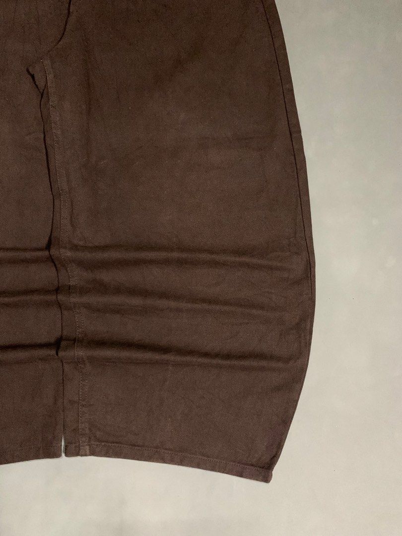 DARK BROWN WIDE BARREL BAGGY (Category: Jeans) located in Quezon City. Submitted by jnkfit_denim (Listing ID 1468927707, Image 2). Description: DARK BROWN BALLOON WIDE BAGGY waistline: 31-32 (maluwag sa 31 almost 32 on medida) length: 41 thigh: 16 leg opening: 11 [ hard denim, makapal fabric, solid ng fittings neto, super highly reco!, issue none, good for psg! must have! ] MINE: 850php.