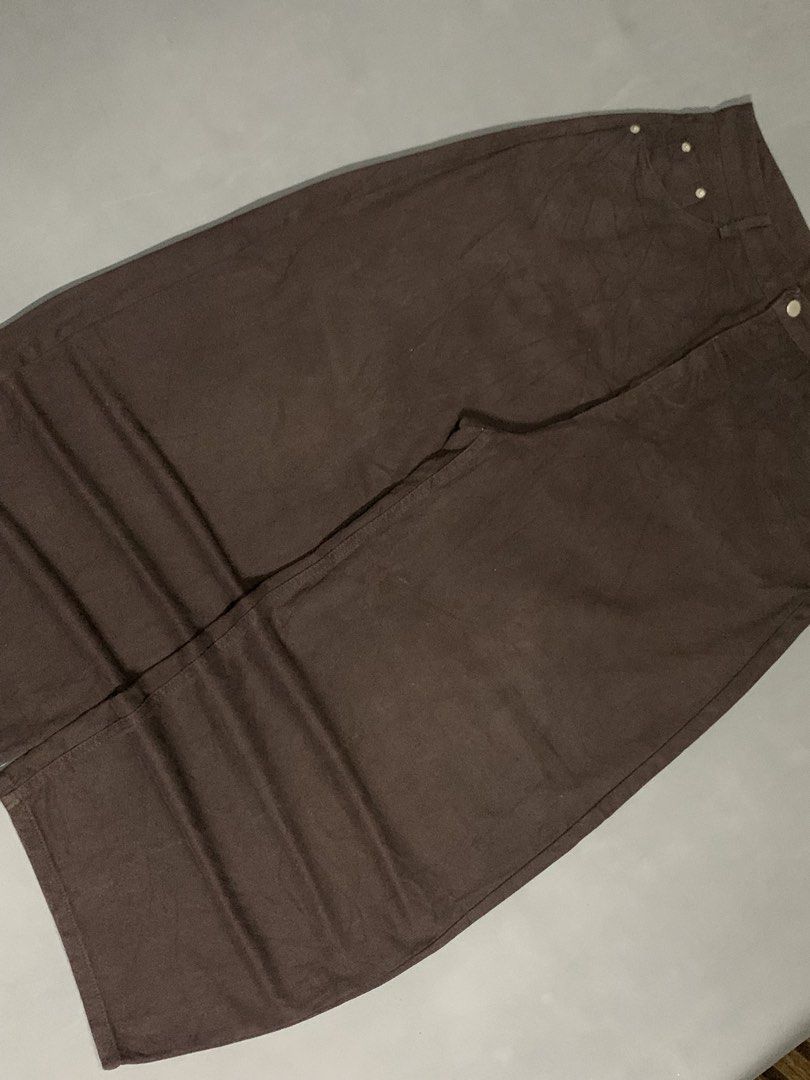 DARK BROWN WIDE BARREL BAGGY (Category: Jeans) located in Quezon City. Submitted by jnkfit_denim (Listing ID 1468927707, Image 3). Description: DARK BROWN BALLOON WIDE BAGGY waistline: 31-32 (maluwag sa 31 almost 32 on medida) length: 41 thigh: 16 leg opening: 11 [ hard denim, makapal fabric, solid ng fittings neto, super highly reco!, issue none, good for psg! must have! ] MINE: 850php.