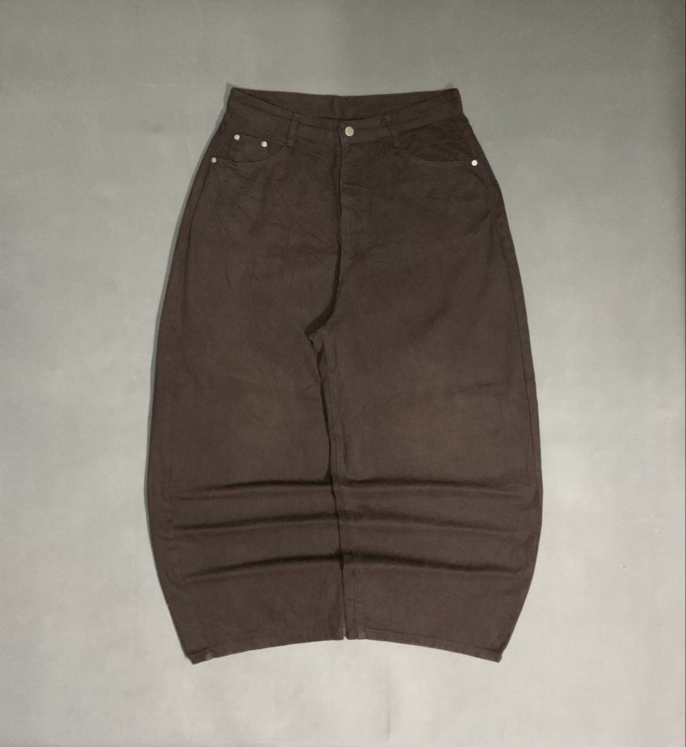 DARK BROWN WIDE BARREL BAGGY (Category: Jeans) located in Quezon City. Submitted by jnkfit_denim (Listing ID 1468927707, Image 1). Description: DARK BROWN BALLOON WIDE BAGGY waistline: 31-32 (maluwag sa 31 almost 32 on medida) length: 41 thigh: 16 leg opening: 11 [ hard denim, makapal fabric, solid ng fittings neto, super highly reco!, issue none, good for psg! must have! ] MINE: 850php.