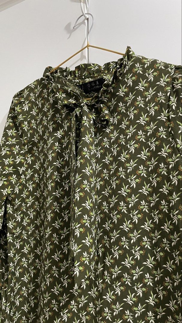 Dark Green Loose-type Dress (Category: Dresses) located in Subic. Submitted by chunette_ (Listing ID 1468917379, Image 2). Description: Waist 40in Bust 40in Length 40in.
