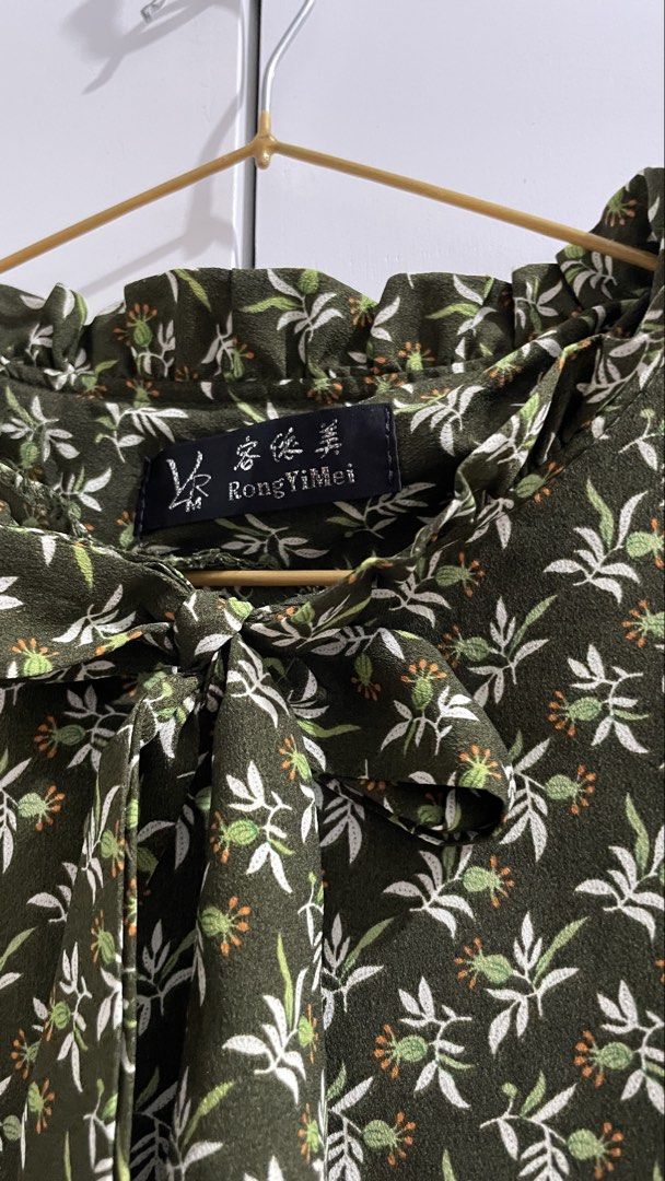 Dark Green Loose-type Dress (Category: Dresses) located in Subic. Submitted by chunette_ (Listing ID 1468917379, Image 3). Description: Waist 40in Bust 40in Length 40in.