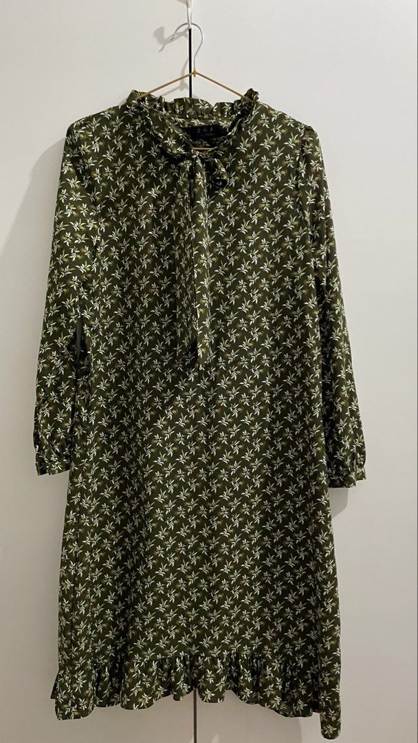 Dark Green Loose-type Dress (Category: Dresses) located in Subic. Submitted by chunette_ (Listing ID 1468917379, Image 1). Description: Waist 40in Bust 40in Length 40in.