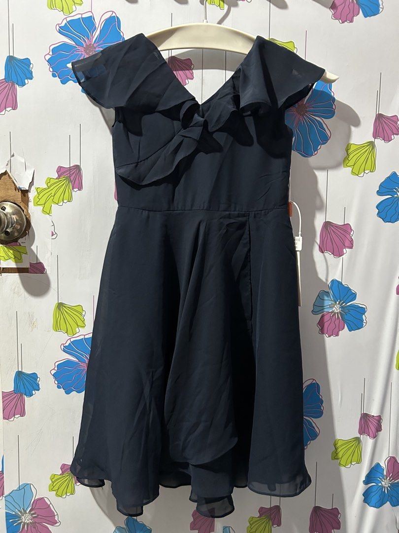 Dark Navy Blue Ruffle V-Neck Dress (Category: Babies & Kids Fashion) located in San Jose. Submitted by coolbear-85a9de (Listing ID 1468714549, Image 1). Description: - Color: Dark navy blue - Style: Ruffled V-neck, short flutter sleeves, flared midi-length skirt - Condition: Brand new with original tags attached, clean and ready to wear - Details: Lightweight chiffon-like fabric, fully lined, back zipper closure - Versatility: Simple and classic,