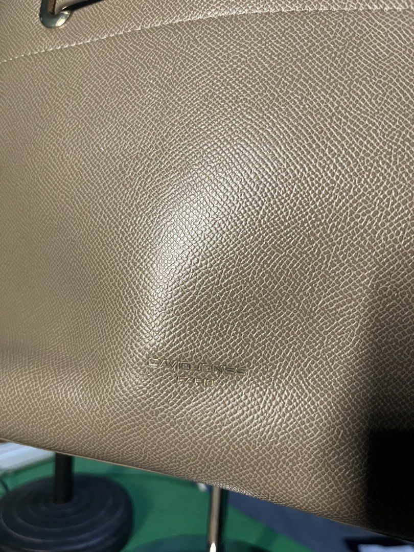 DAVID JONES (Category: Cross-body Bags) located in Manila. Submitted by -thedropco (Listing ID 1468763663, Image 2). Description: DAVID JONES 2 WAY BAG No issue Clean only.
