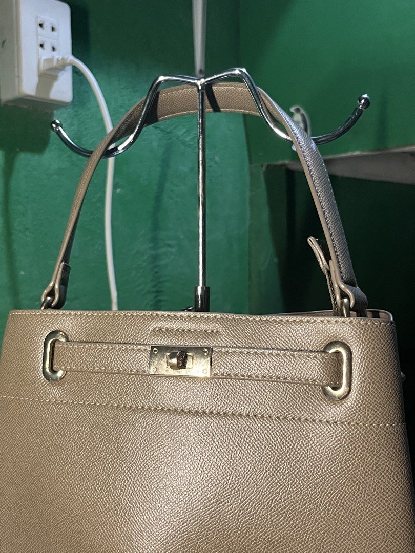 DAVID JONES (Category: Cross-body Bags) located in Manila. Submitted by -thedropco (Listing ID 1468763663, Image 3). Description: DAVID JONES 2 WAY BAG No issue Clean only.