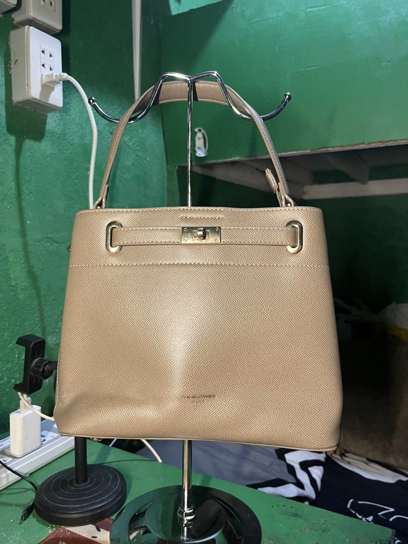 DAVID JONES (Category: Cross-body Bags) located in Manila. Submitted by -thedropco (Listing ID 1468763663, Image 1). Description: DAVID JONES 2 WAY BAG No issue Clean only.