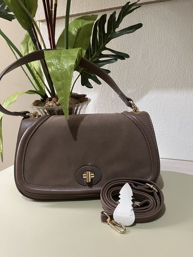 David Jones 2-way Bag (Category: Shoulder Bags) located in Quezon City. Submitted by eloveshopping.ph (Listing ID 1468796515, Image 1). Description: David Jones kili and sling bag Includes an extra adjustable crossbody strap Fabric-lined interior with zipped compartments and slip pockets, plus an exterior back zip pocket Still looks new, Taupe color in actual .