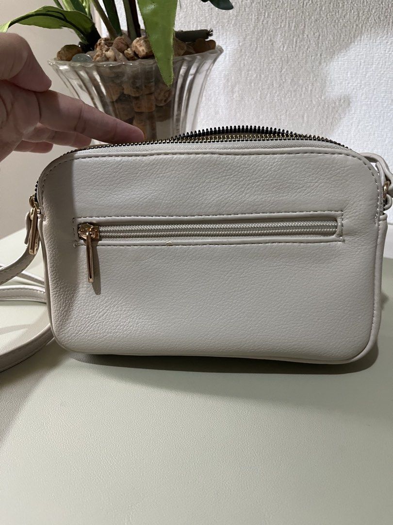 David Jones Paris Grey Crossbody Bag (Category: Cross-body Bags) located in Quezon City. Submitted by eloveshopping.ph (Listing ID 1468797604, Image 3). Description: David Jones Paris Light Grey faux leather with chic gold-tone hardware Double main zipper compartments + convenient back zipper pocket .